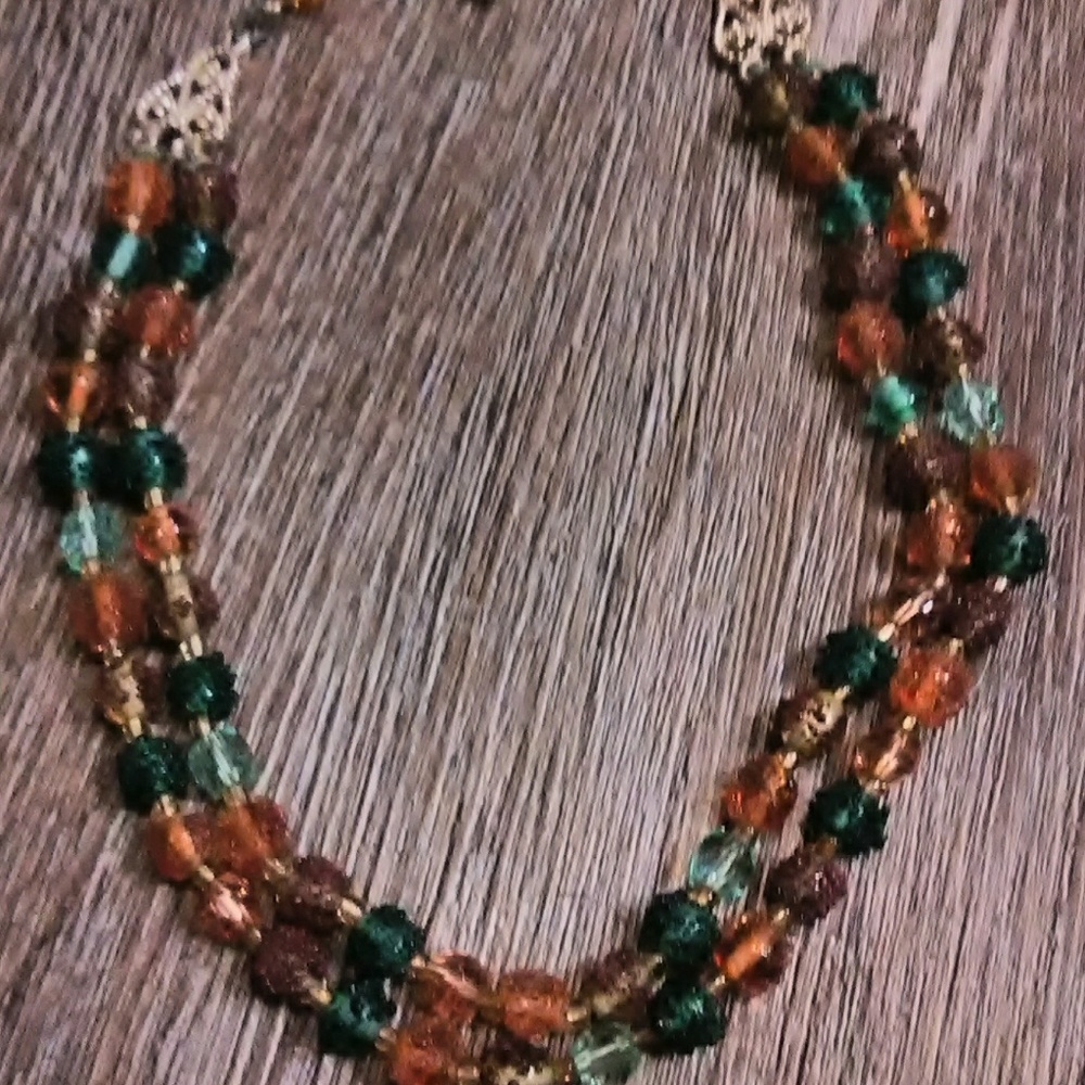 NWT BEADED CHOKER W/ GREEN/GOLD BEADS